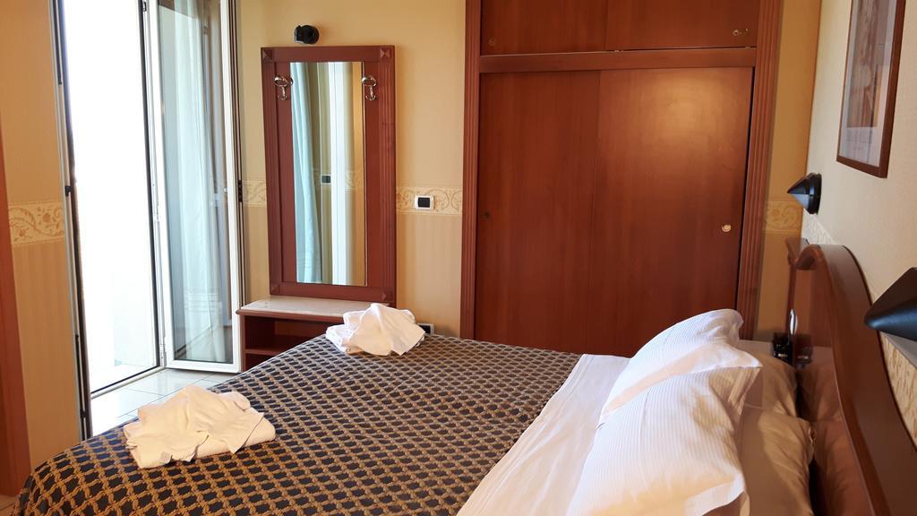 Hotel Grifone Rimini Esterno foto