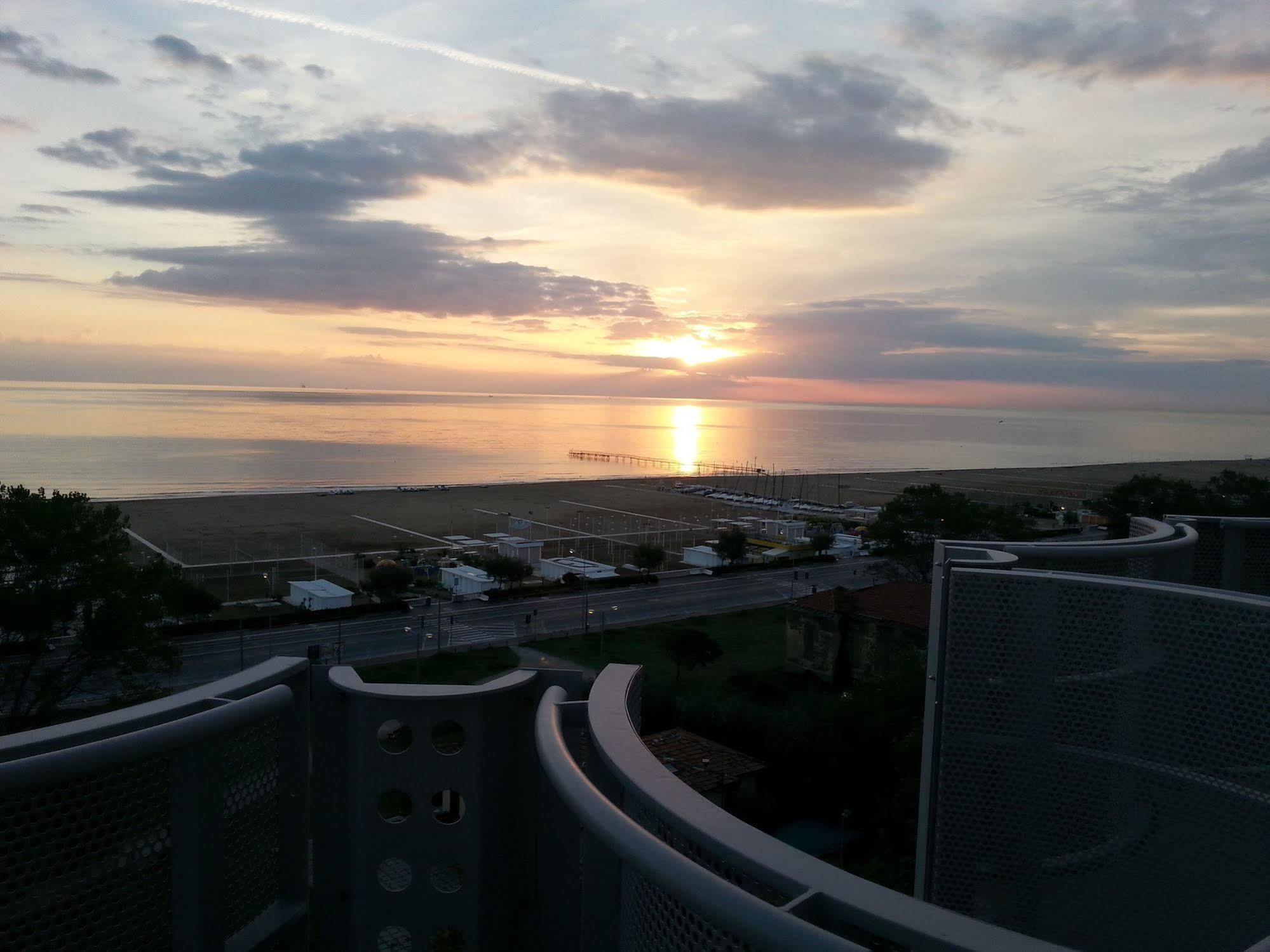 Hotel Grifone Rimini Esterno foto